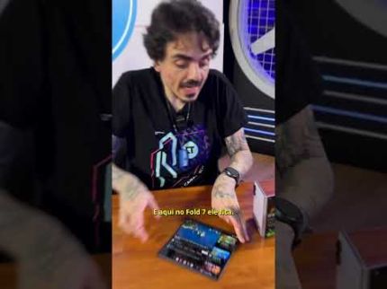 O que é Flex Mode? O celular dobra e vira sua própria estante pra fotos e vídeos.
