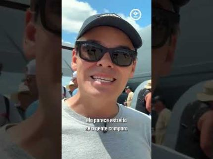As asas do B-52 se curvam em voo